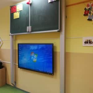 Interaktívny monitor s pylónovou tabuľou