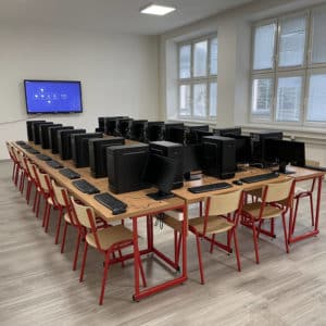 Počítačová učebňa so stolmi na mieru