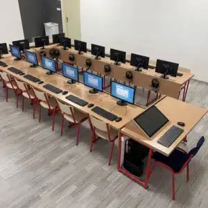 počítačová učebňa so stolmi